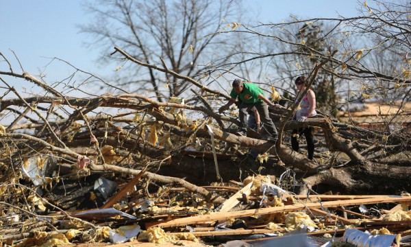 Vullnetarët po ndihmojnë në pastrimin e qytezës Ashland në Misisipi të Shteteve të Bashkuara më 24 dhjetor 2014. Shumë shtete të Amerikës u goditën nga stuhi të fuqishme dhe tornado duke shkaktuar së paku 11 të vdekur dhe duke plagosur dhjetëra të tjerë. (Stan Carroll/The Commercial Appeal via AP)