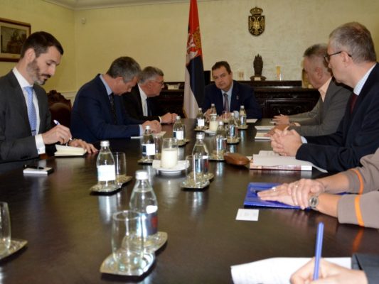 David Schwendiman takon ministrin e jashtëm të Serbisë Ivica Daçiç. Foto: mfa.gov.rs