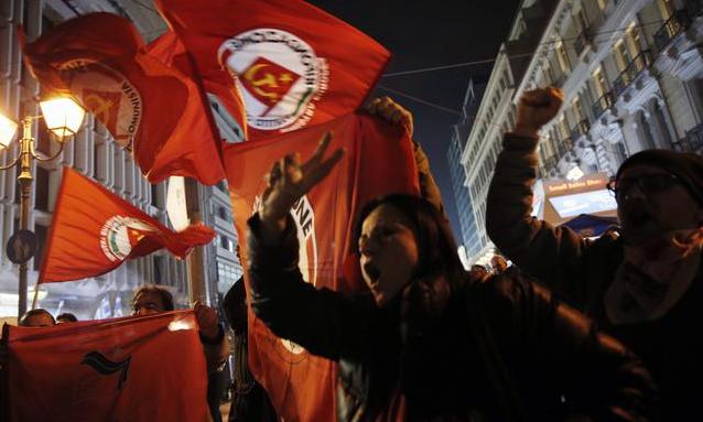 Mbështetësit e Syriza festojnë pas publikimit të exit-poll | Foto nga :AP/Petros Giannakouris