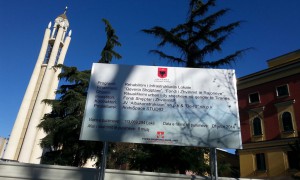 Tabela pranë Ministrisë së Financave në Tiranë, që njofton nisjen e punimeve në dhjetor 2014 dhe afatin e punimeve, pesë muaj, por afati është shkelur sakaq. 
