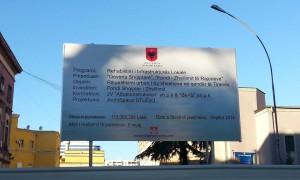 Tabela pranë Ministrisë së Brendshme në Tiranë, që njofton nisjen e punimeve në dhjetor 2014 dhe afatin e punimeve, pesë muaj, por afati është shkelur sakaq. 
