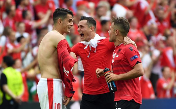 Granit Xhaka i Zvicrës majtas dhe vëllai i tij Taulant Xhaka i Shqipërisë me Amir Abrashin djathtas, pas ndeshjes Shqipëri-Zvicër në Euro 2016, 11 qershor 2016. Foto: (AP Photo/Geert Vanden Wijngaert)