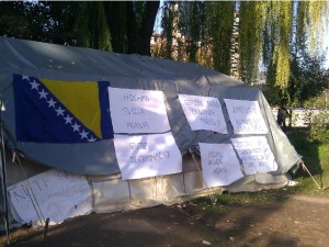 Tenda të ngritura në Sarajevë gjatë protestës arsimore nga prindërit e Konjevic Polje në 2013. Foto: Elvira M. Jukic