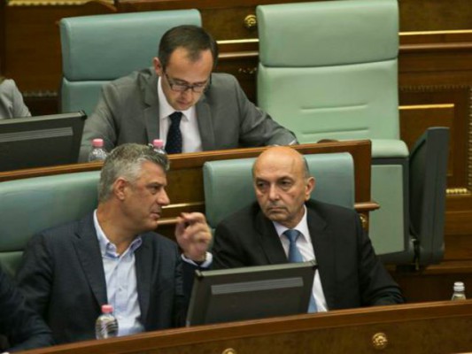 Ministri i Jashtem i Kosoves Hashim Thaci dhe kryeministri Isa Mustafa gjate seances parlamentare diten e hene. Foto: BETA.