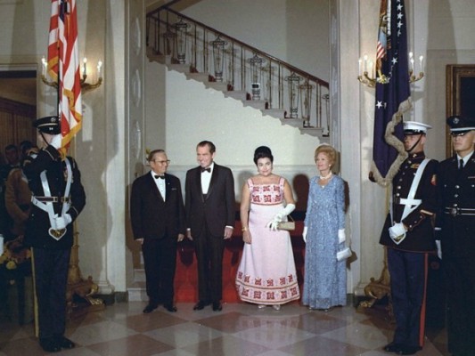 Presidenti amerikan Nikson dhe Josip Broz Tito me gratë në një darkë të shtruar për nder të presidentit Tito. Foto: Wikimedia commons.