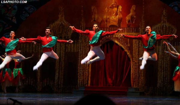 Balerine, duke performuar ne gjate baletit "Arrethyesi", e kompozitorit rus Pyotr Ilyich Tchaikovsky, me koreografi te Ilir Kernit, ne Teatrin e Operas dhe Baletit, TKOB. | Foto nga : Adnan Beci/LSA