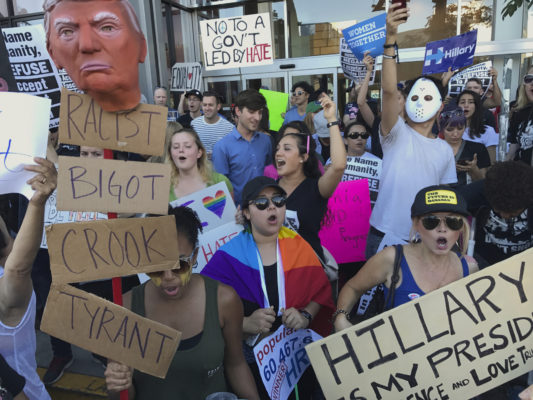 Protestuesit mbajnë pankarta anti-Trump ndërsa protestojnë jashtë zyrave të CNN në Los Anxheles, e diel, 13 nëntor 2016. Foto: (AP Photo/Damian Dovarganes)