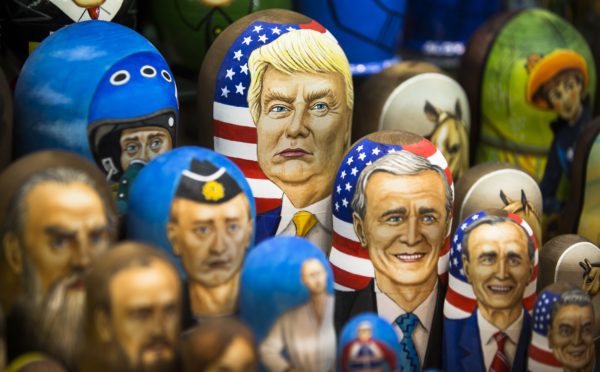 Kukulla tradicionale prej druri në Rusi, përfshirë një kukull të presidentit amerikan Donald Trump janë në shitje në Moskë, Rusi. 2 mars 2017 Foto: (AP Photo/Alexander Zemlianichenko)
