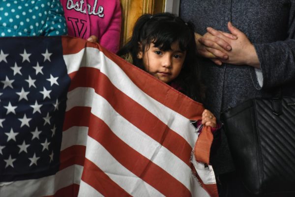 Maria Martinez, nga Detroit, mban një flamur amerikan gjatë një konference ku u bë thirrje për mbrojtje të imigrantëve pas politikave të presidentit të ri amerikan, Donald Trump. Foto: (Tanya Moutzalias /The Ann Arbor News via AP)