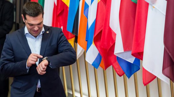 Kryeministri grek Alexis Tsipras sheh orë përpara samitit EU-CELAC në Bruksel. 11 qershor 2015. Foto: (AP Photo/Geert Vanden Wijngaert)