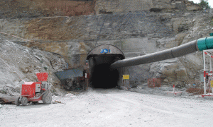 Tuneli që do të shërbejë për devijimin e lumit nga shtrati vet natyral drejt malit, fotografuar në shtator 2014. Foto: Lindita Çela