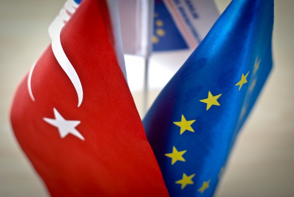 Flamuri i Turqisë dhe i BE-së në një tryezë të përbashkët. Foto: Flickr.