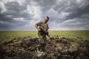 Një ushtar ukrainas, 15 qershor 2015. Foto: (AP Photo/Evgeniy Maloletka, File)