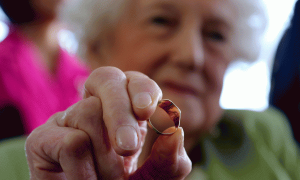 Dorothy Webster, 92 vjeç, merr unazën e vëllait të saj Reshterit John Thompson, i cili vdiq në moshën 23 vjeçare kur avioni i tij u rrëzua në zonën e Martaneshit në Shqipëri më 29 tetor 1944. (AP Photo/Hektor Pustina)