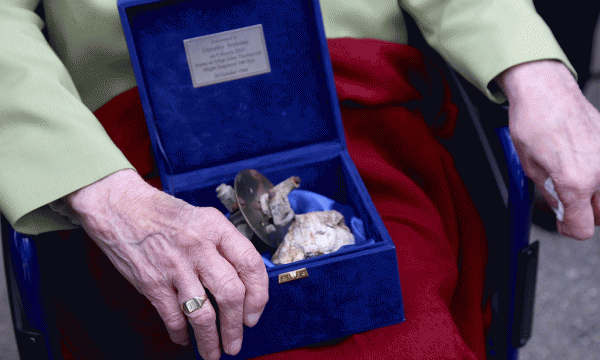Dorothy Webster, gjatë ceremonisë së dorëzimit të unazës dhe copëzave të avionit të vëllait te saj, pilotit anglez John Thompson, në ambientet e Ministrisë së Mbrojtjes. John Thompson humbi jetën në Kaptinë të Martaneshit, në vitin 1944 gjatë Luftës së Dytë Botërore. Foto: LSA / GENT SHKULLAKU