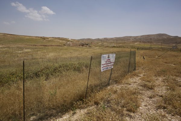 Në këtë foto të 19 majit 2016, zona ku dhjetëra burra yazidi u vranë në gusht 2014 është rrethuar në Hardan, Irakun Verior. Foto: (AP Photo/Maya Alleruzzo)