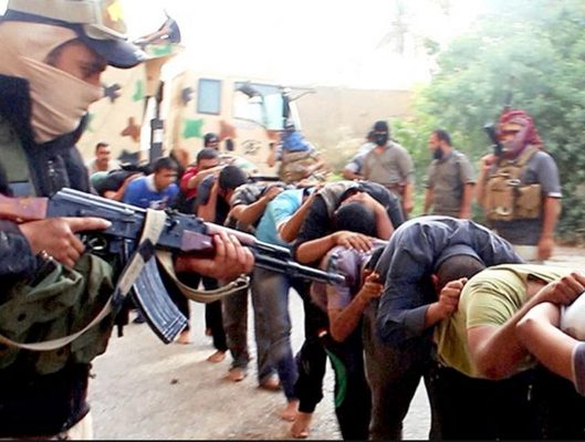 Ky imazh i postuar nga militantët e Shtetit Islamik më 14 qershor 2014 tregon kadetët irakianë të kapur nga ISIS momente përpara se të vriteshin në Tikrit, Irak. Trupat e tyre besohet të jenë në një nga shumë varret masive të lëna pas nga ekstremistët e ISIS. 