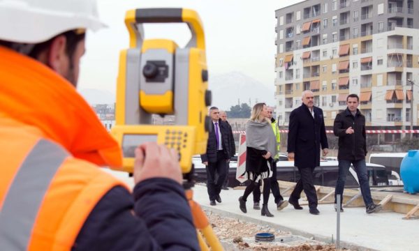 Kryetari i bashkisë Tiranë Erion Veliaj gjatë ceremonisë së vendosjes së gurit të parë të zgjerimit të bulevardit Zog I | Foto nga: LSA