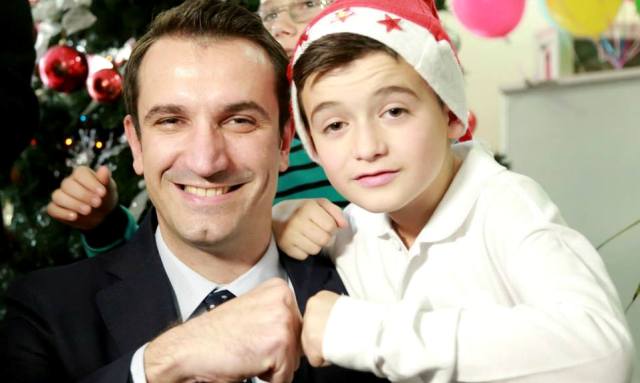 Ministri i Mirëqenies Sociale Erion Veliaj duke pozuar me një djalë në Shtëpinë e Fëmijës Zyber Hallulli në Tiranë