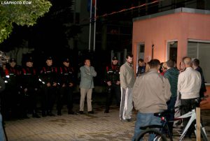 Forca policie dhe mbështetës të të akuzuarve para Gjykatës së Krimeve të Rënda në Tiranë mbrëmjen e 3 majit 2016. Foto: Malton Dibra/LSA