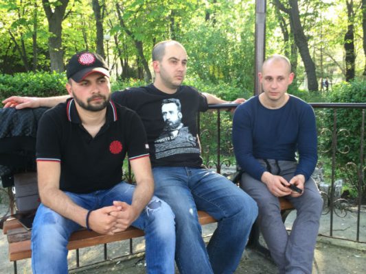 Georgi Bratanov (majtas), Hristo Atanasov (në mes) dhe Biser Roussimov (djathtas) nga OPBC në Burgas më 13 prill. | Foto: BIRN