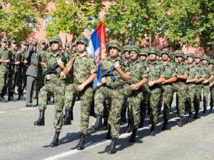 Këmbësoria e Serbisë po parakalon në këtë foto të nëntorit 2015 para se të merrte pjesë në një stërvitje ushtarake të udhëhequr nga SHBA në Gjermani. | Foto: Beta