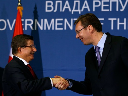 Ahmet Davutoglu, kryeministri turk dhe Aleksandër Vuçiç kryeministri serb ne Beograd. Foto: BETA