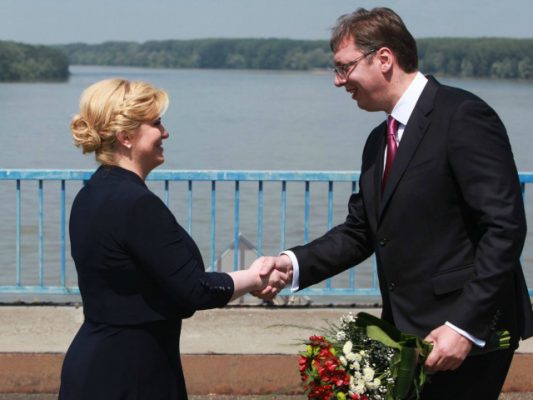Presidentja kroate Kolinda Grabar Kitaroviç dhe kryeministri serb Aleksandër Vuçiç. Foto: Beta. 