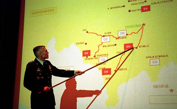 Gjenerali amerikan Wesley Clark për tre muaj kishte drejtuar fushatën ajrore të NATO-s mbi caqet ushtarake ish- jugosllave në pranverë të vitit 1999 kur ishte komandat i forcave ushtarake të NATO-s për Evropë. Foto: NATO