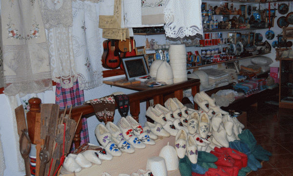  Çorape leshi, suvenire dhe perde të punuara me dorë. Foto: Lindita Çela/BIRN